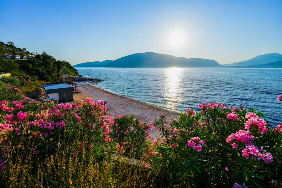Kamene kuće uz obalu u selu Rose
